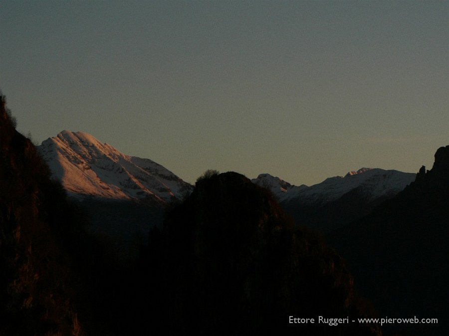 5 - I primi raggi di sole sul Pizzo Arera.jpg